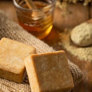 สบู่ส้มสดก้านพลู ช่วยกำจัดเชื้อแบคทีเรีย ลดกลิ่นตัว ช่วยลดผดผื่น แพ้ คัน ระคายเคือง