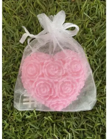 สบู่หอมหัวใจสำหรับใช้เป็นของชำร่วยบรรจุใส่ถุงผ้าแก้วอย่างดี ขายส่งขั้นต่ำ 100 ชิ้น